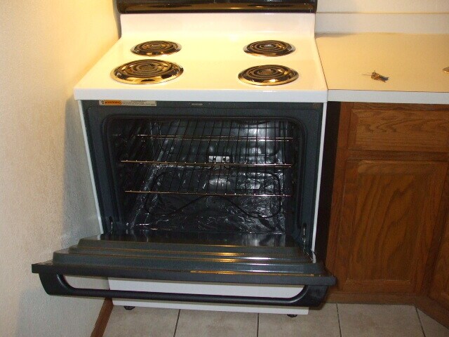 Range w/Foil liners - 5 N Montague Ave