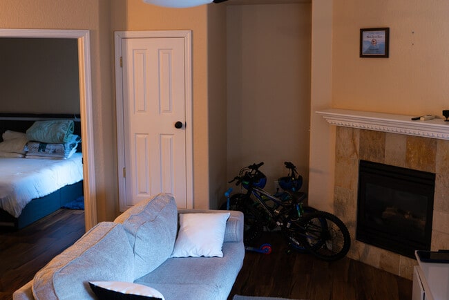 Building Photo - 2 bed 2 bath Condo