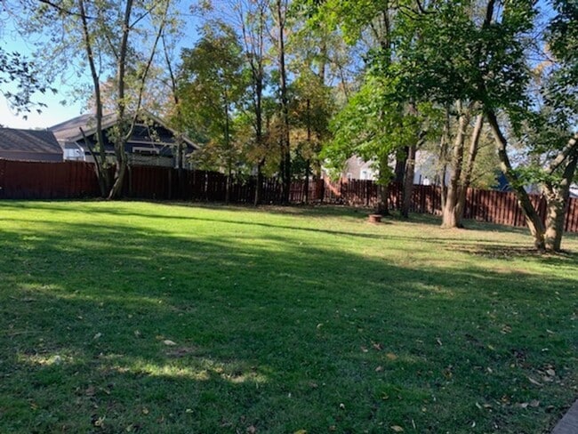 Building Photo - 2 Bedroom 1 Bathroom Single Family on Double Lot