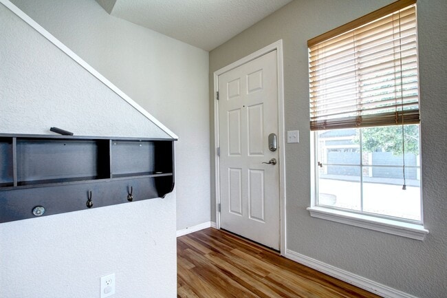 Building Photo - Rare Sapphire Pointe 2 bed townhome for le...