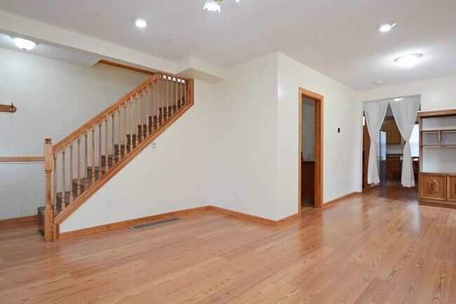 Building Photo - Charming 3-Bedroom, 2-Bath Home in St. Paul