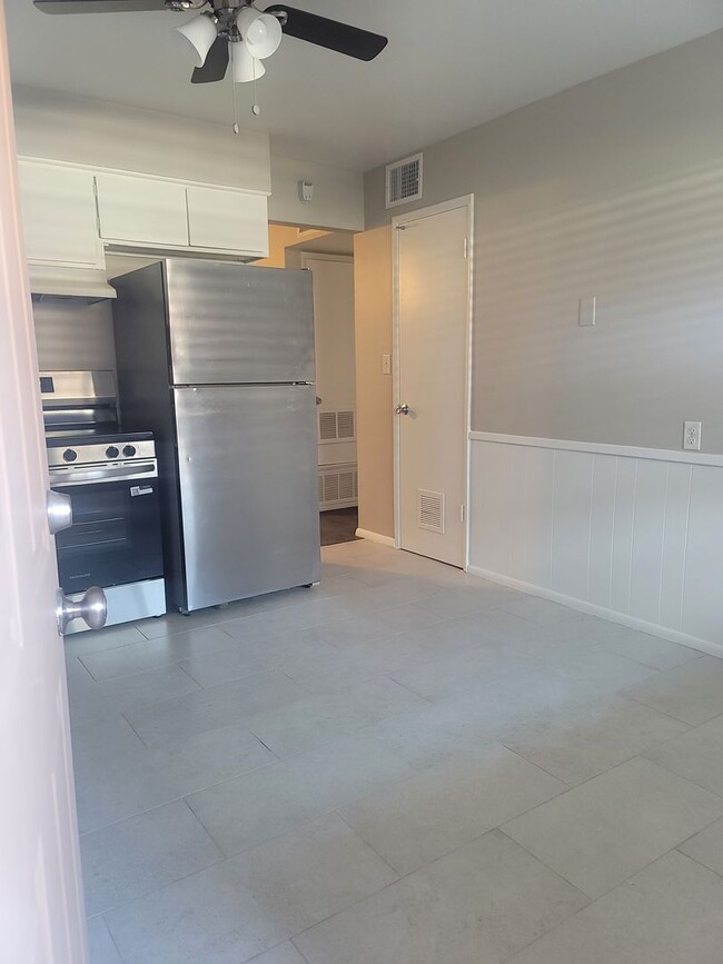 Building Photo - 4819 E Cambridge Ave