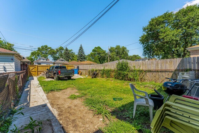 Building Photo - 7008 S Oakley Ave