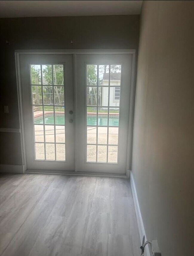 Building Photo - 3 Bedroom 2 Bath 2 Car garage pool home fo...