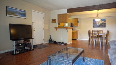 Building Photo - Comfy 2b/2ba with Outdoor Pool!