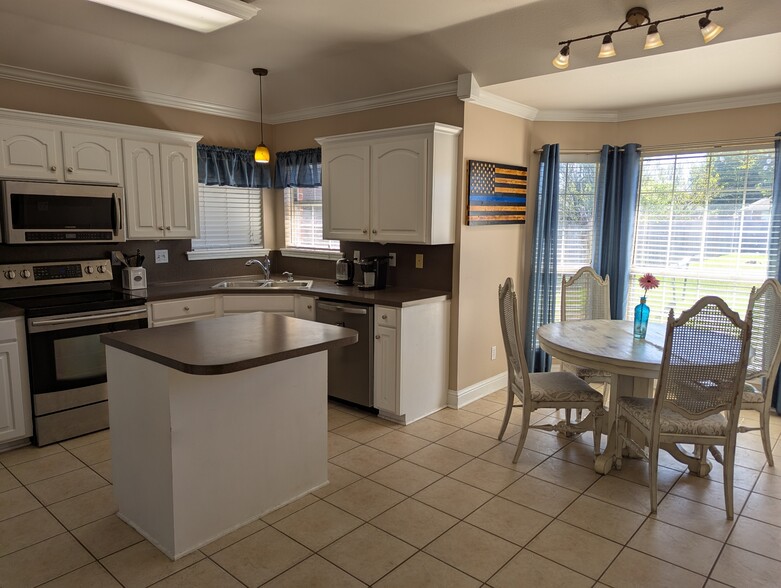 Building Photo - 405 Heritage Dr