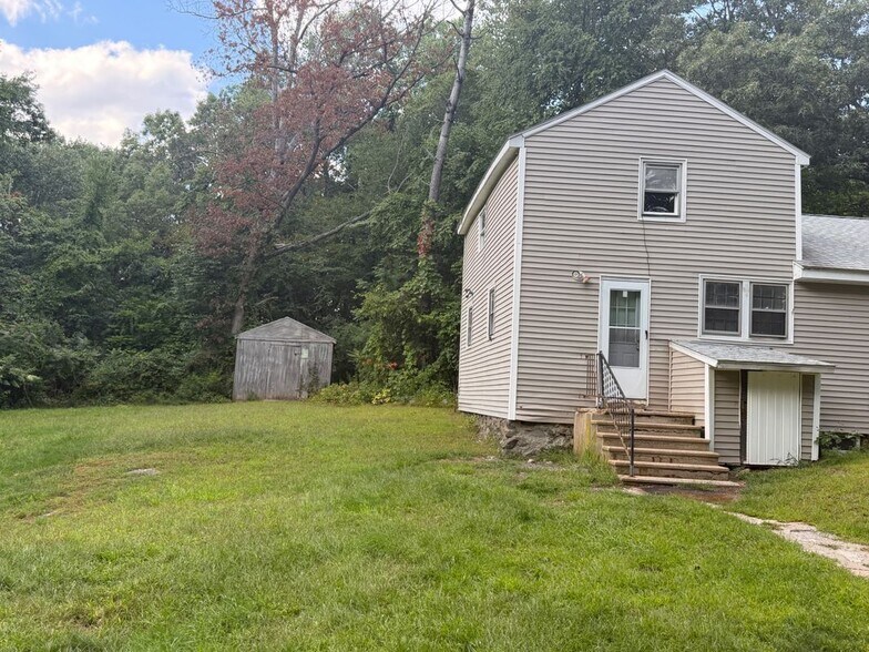 Building Photo - 882 Pleasant St