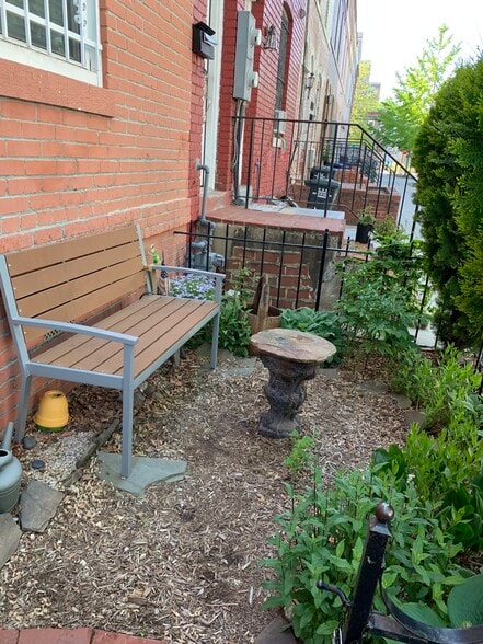 Sitting area with garden - 1244 Carrollsburg Pl SW