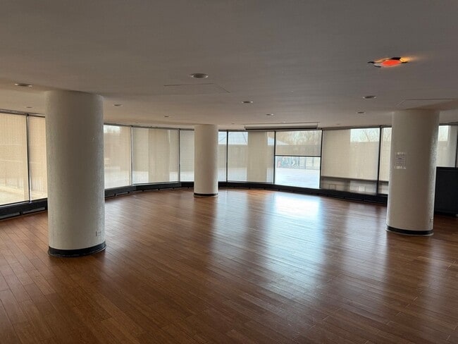 Building Photo - 5415 N Sheridan Rd