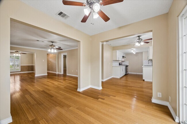Building Photo - 15710 Thunderbay Dr