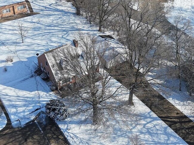 Building Photo - 705 E 9th St