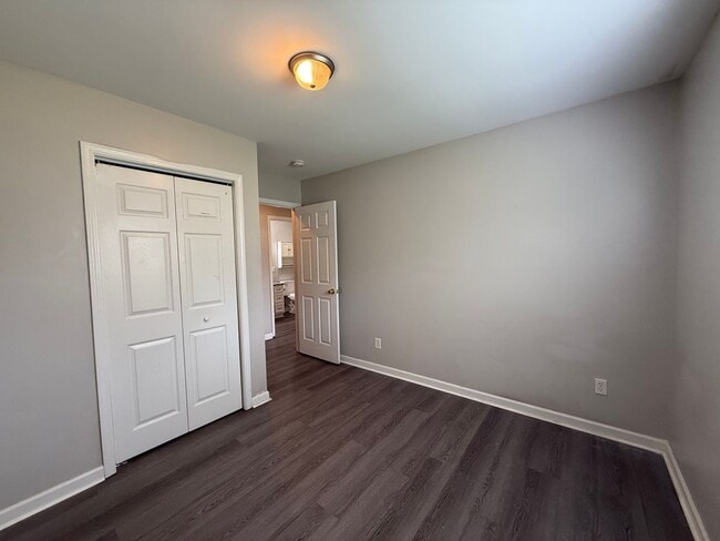 Building Photo - Spacious 3 Bedroom, 2 Bath Home with Garag...