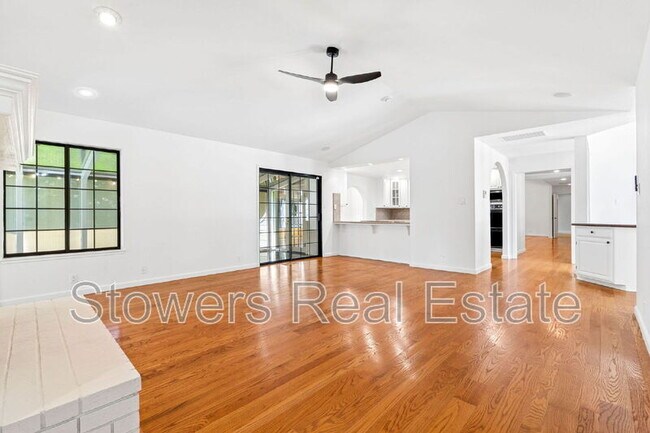 Building Photo - 1121 Douglas Ct