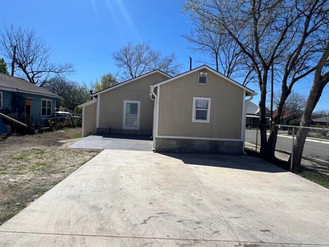 Building Photo - 3631 W Salinas