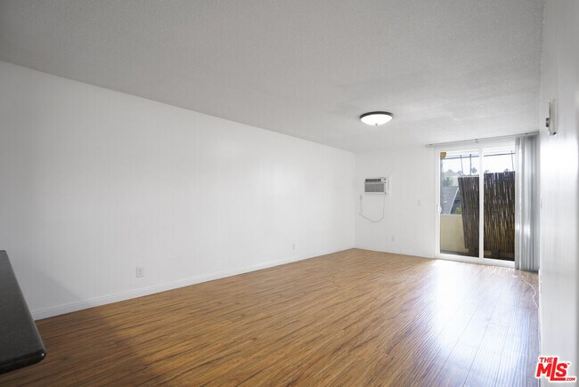 Building Photo - 425 S Kenmore Ave