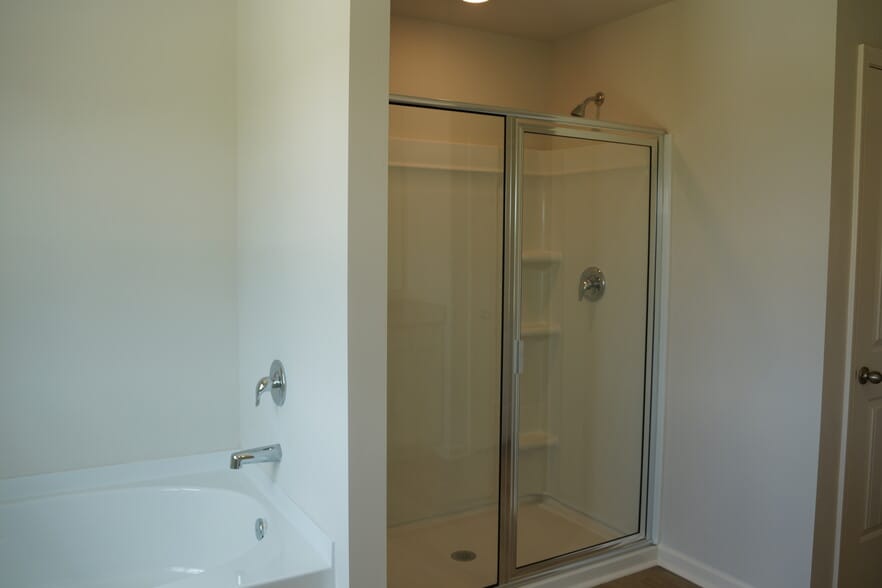 Standing and tub shower - 265 Deerberry Dr