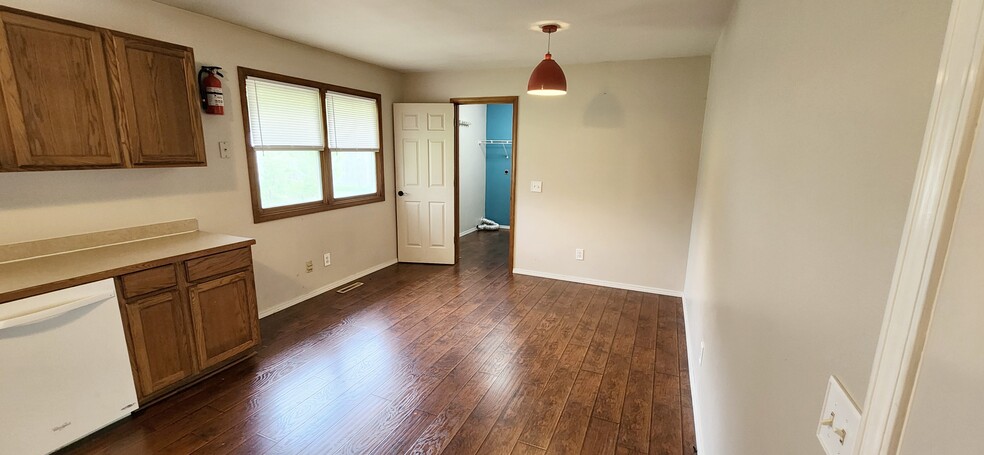 Building Photo - 310 S Basswood Ave