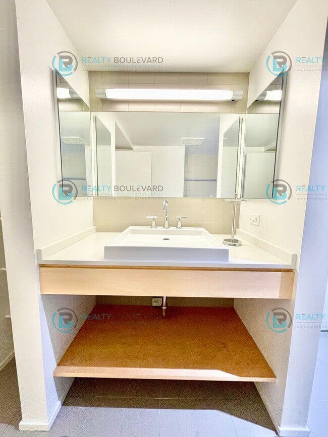 Building Photo - Modern 1 Bedroom 1 Bath Luxury Condo at Th...