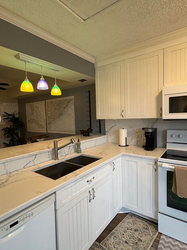 Building Photo - (55+) 1/1.5 WATERFRONT in Circle Bay Yacht Club