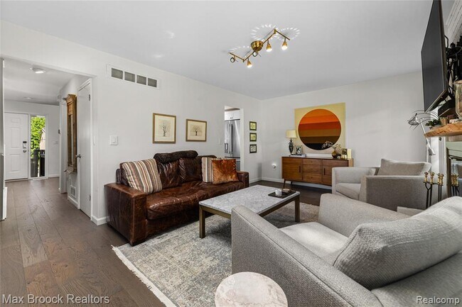 Building Photo - 704 Oakbrook Ridge Dr