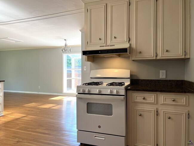 Building Photo - 2855 Riverview Rd