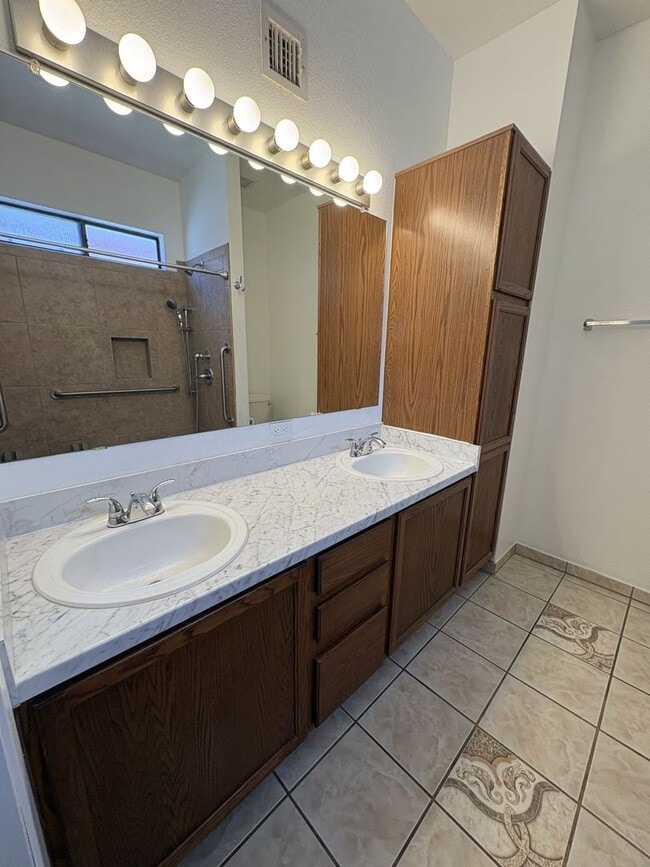 Building Photo - Rita Ranch Vail School District Single story home