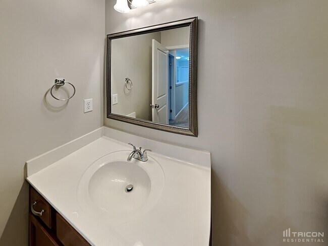 Building Photo - 208 Chestnut Oak Ln