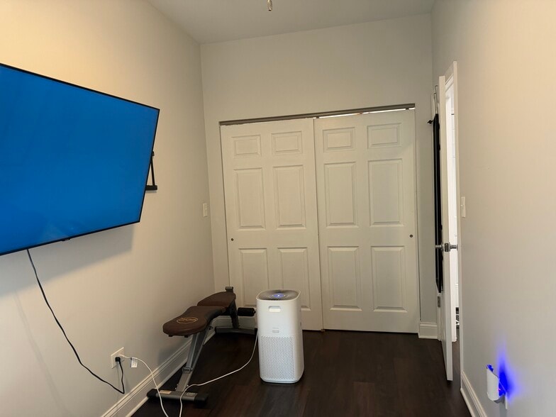 Bedroom - 2314 S Seeley Ave