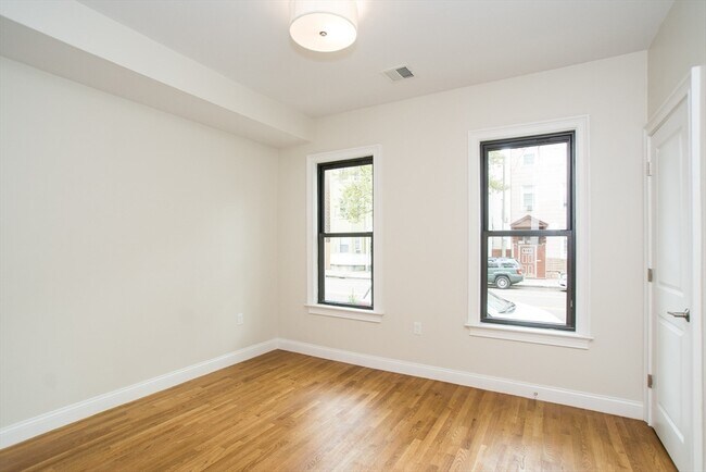 Building Photo - 282 Chelsea St