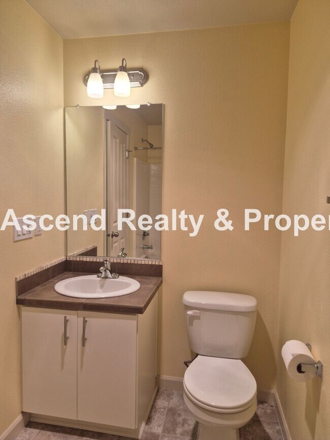 Building Photo - 2Bed/2Bath Tanasbourne Condo Quiet Location MiniSplit AC Assigned Parking Space Water & Garbage I...