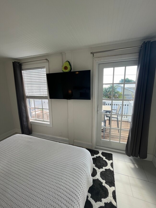 Building Photo - 828 White St