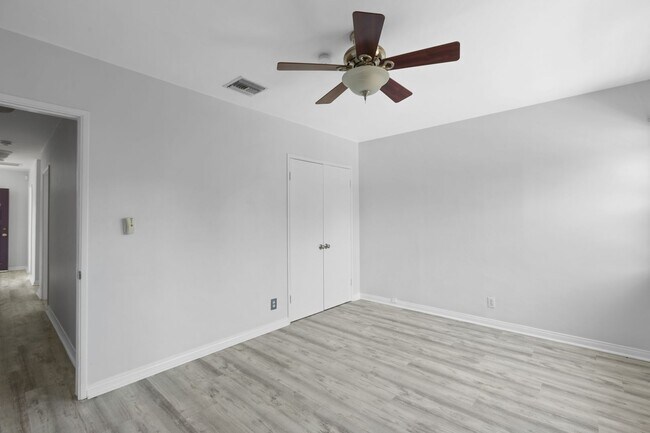 Building Photo - Beautiful 3-Bedroom Home with Pool in Tarzana!