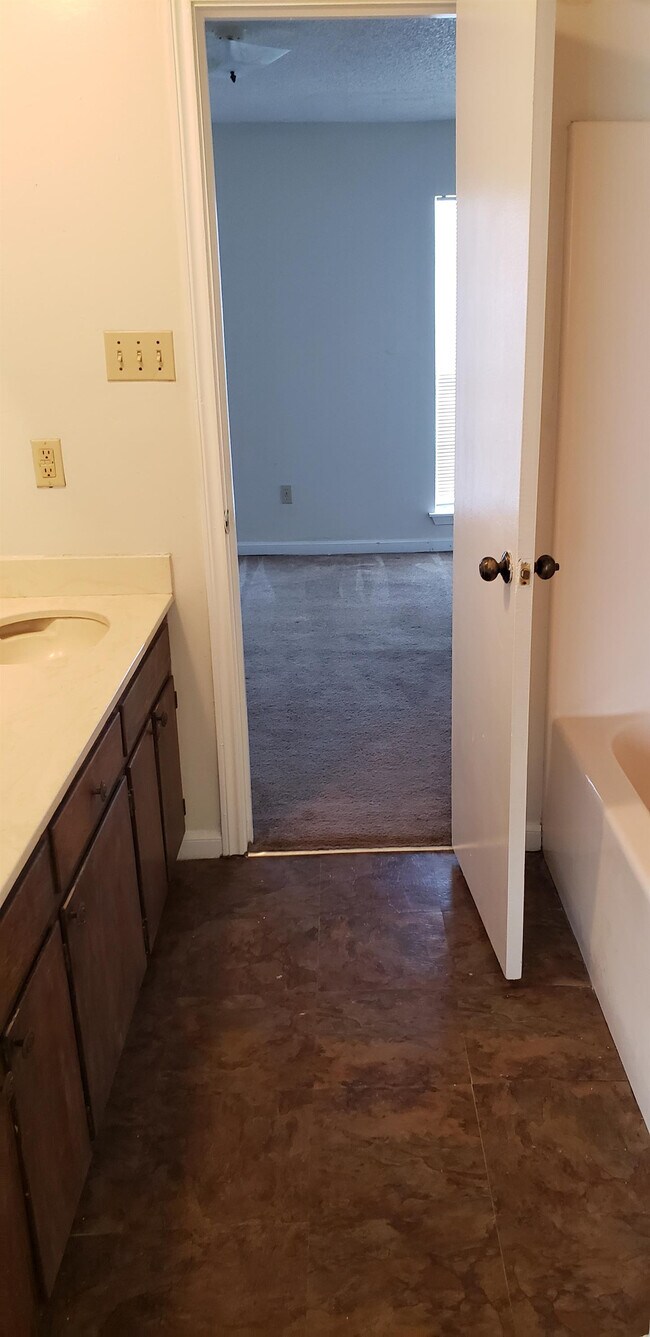 Building Photo - 104 Oak Ridge Ave