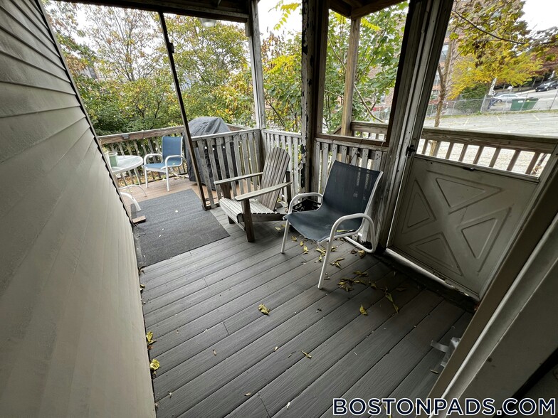 Building Photo - 205 Hillside St