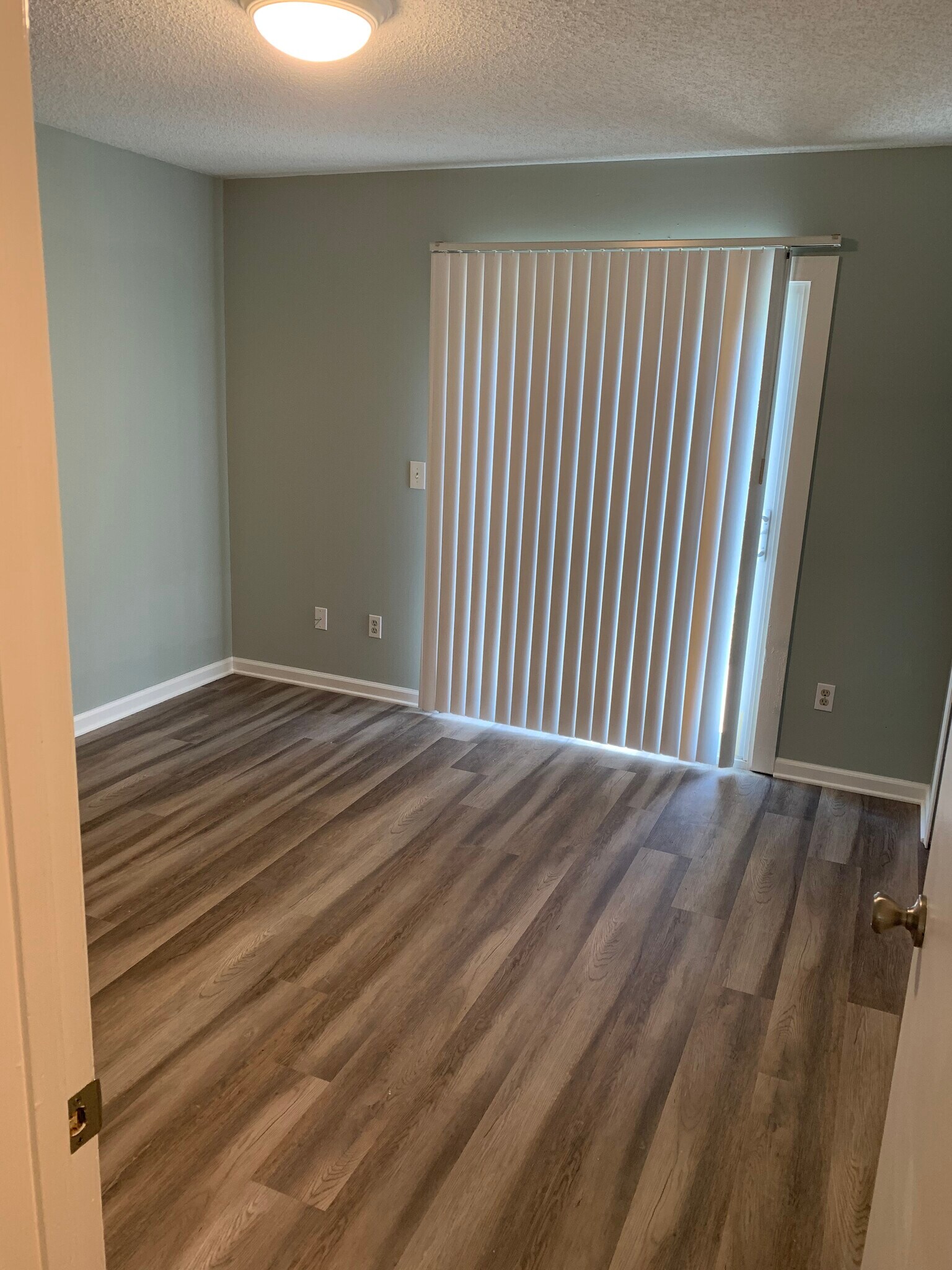 Building Photo - 2133 Oleander Pl