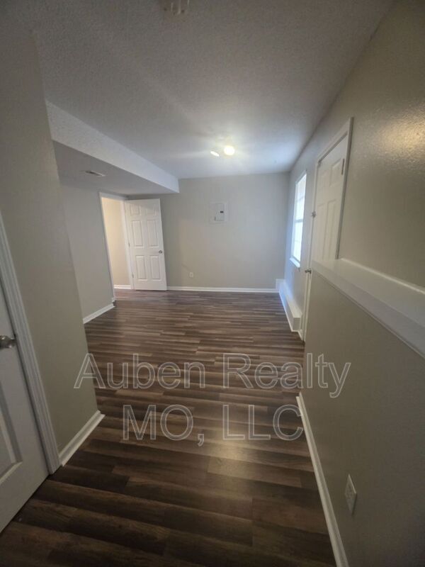 Building Photo - 7010 N Gower Ave