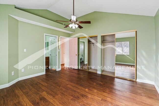 Building Photo - Charming Townhome in Aurora with a Communi...