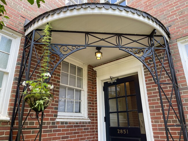 Building entrance - 2851 Thornhill Rd