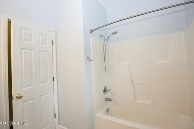 Building Photo - 110 Willow Creek Ln