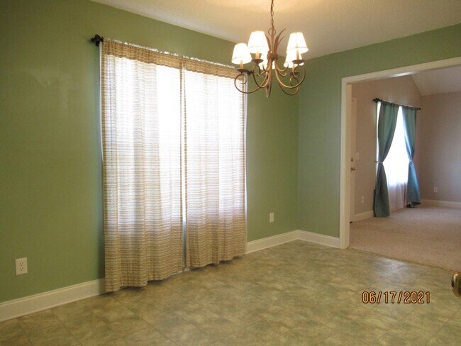Building Photo - 3430 Beacon Dr