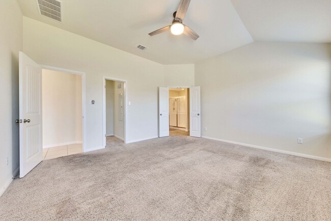 Building Photo - Amazing 4 bed, 2 bath home in North East Austin!