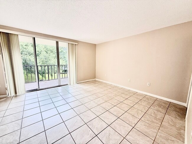 Building Photo - 2699 Seville Blvd