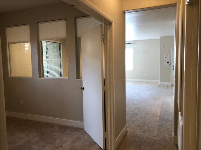 Building Photo - 720 Peachy Canyon Cir