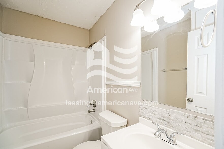 Building Photo - 324 Barnes St