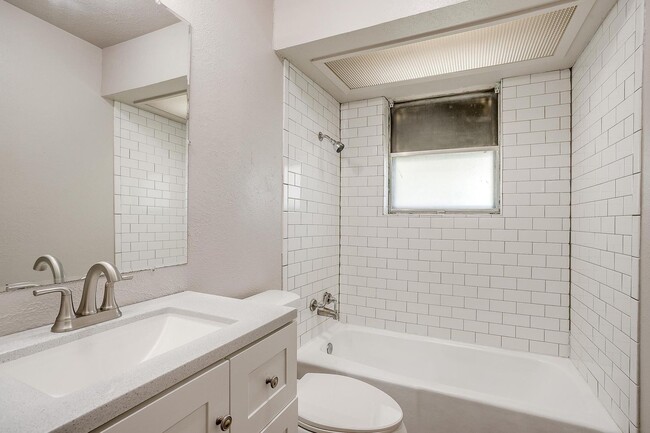 Building Photo - Charming Home located in the heart of Burleson!