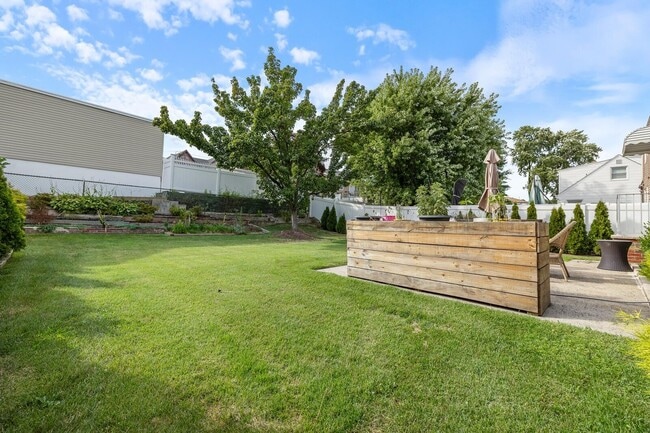 Building Photo - 47 Blondel Dr