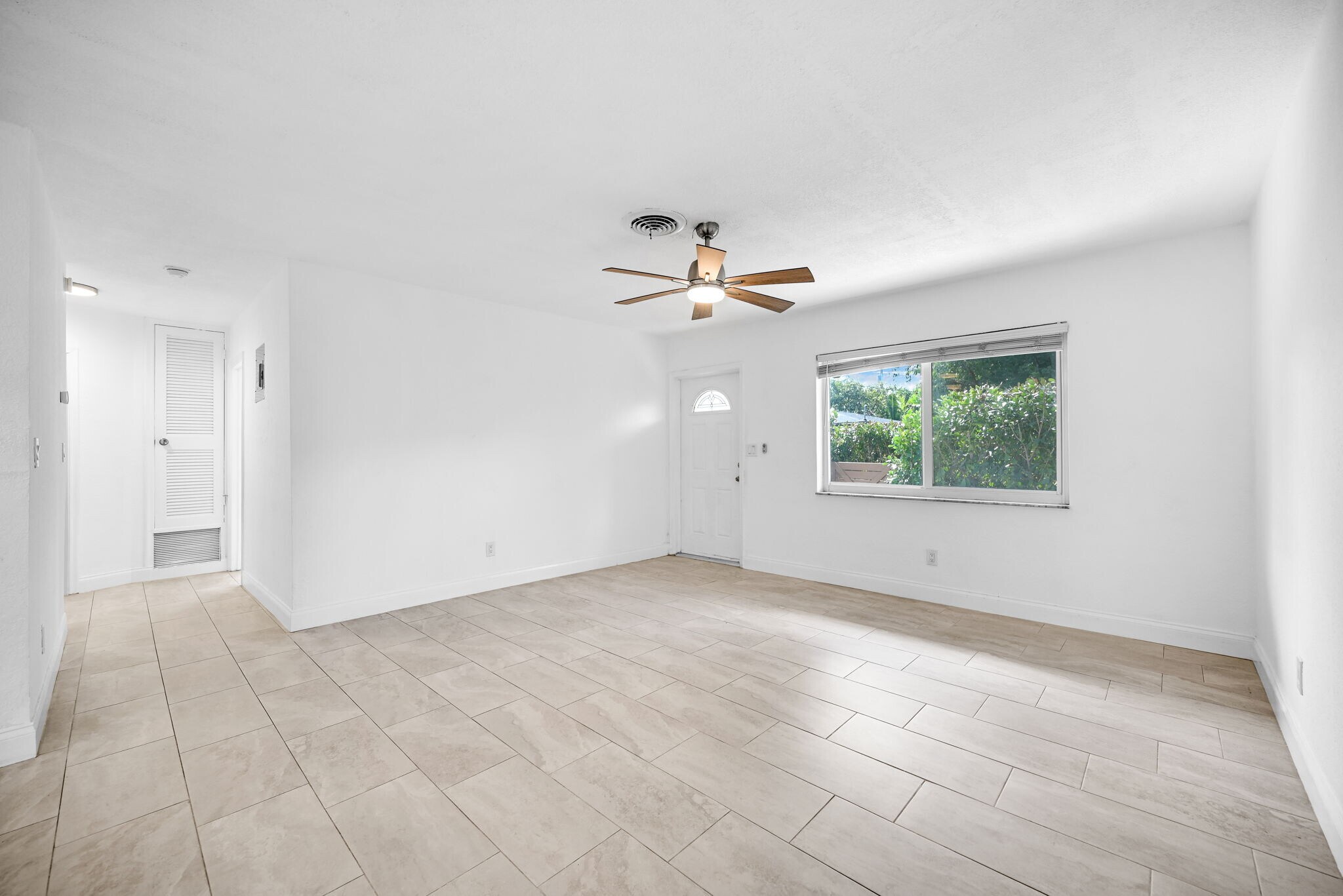 Building Photo - 1400 NW 2nd Ave