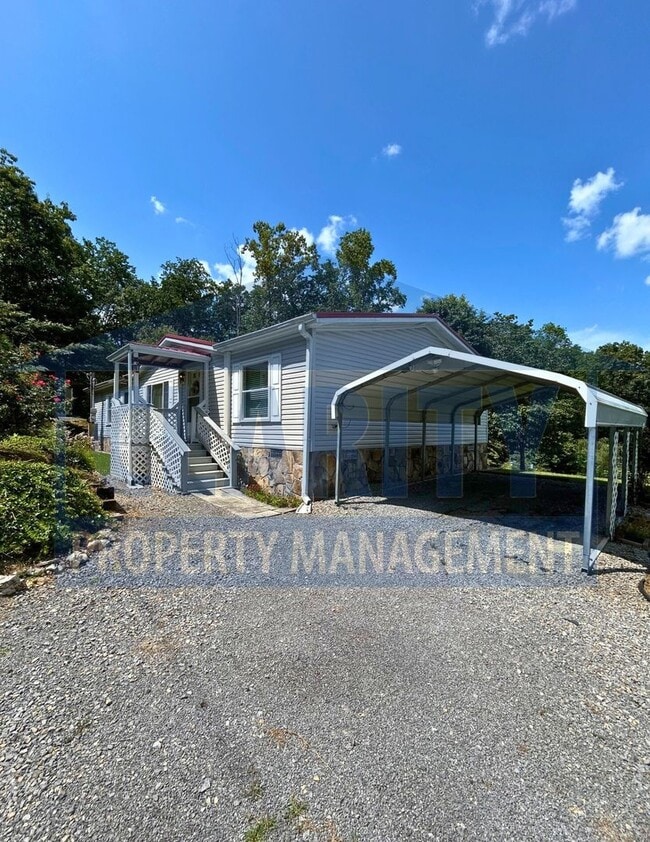 Building Photo - Three bedroom home w/ screened in porch!