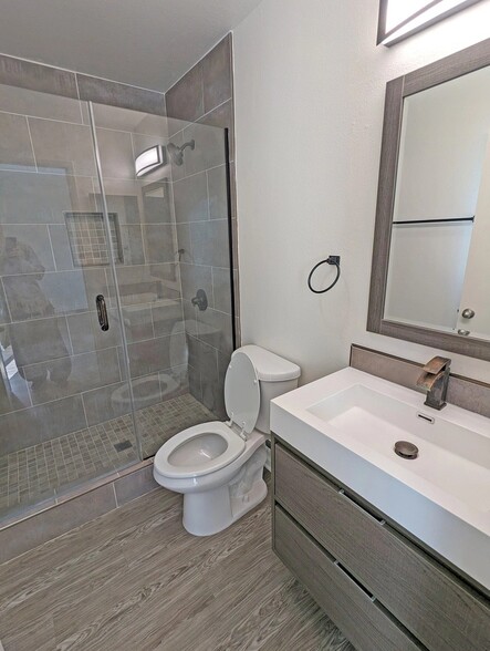 Building Photo - 520 N Virgil Ave