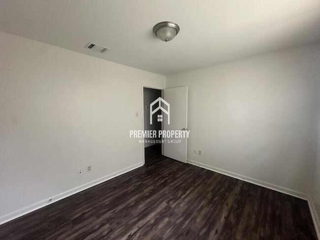 Building Photo - 2322 Bartlett Oaks Dr